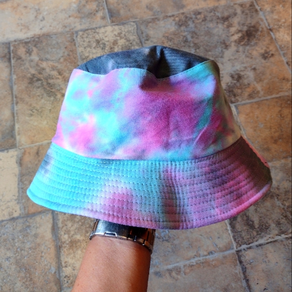 Tie dye bucket hat BNWT